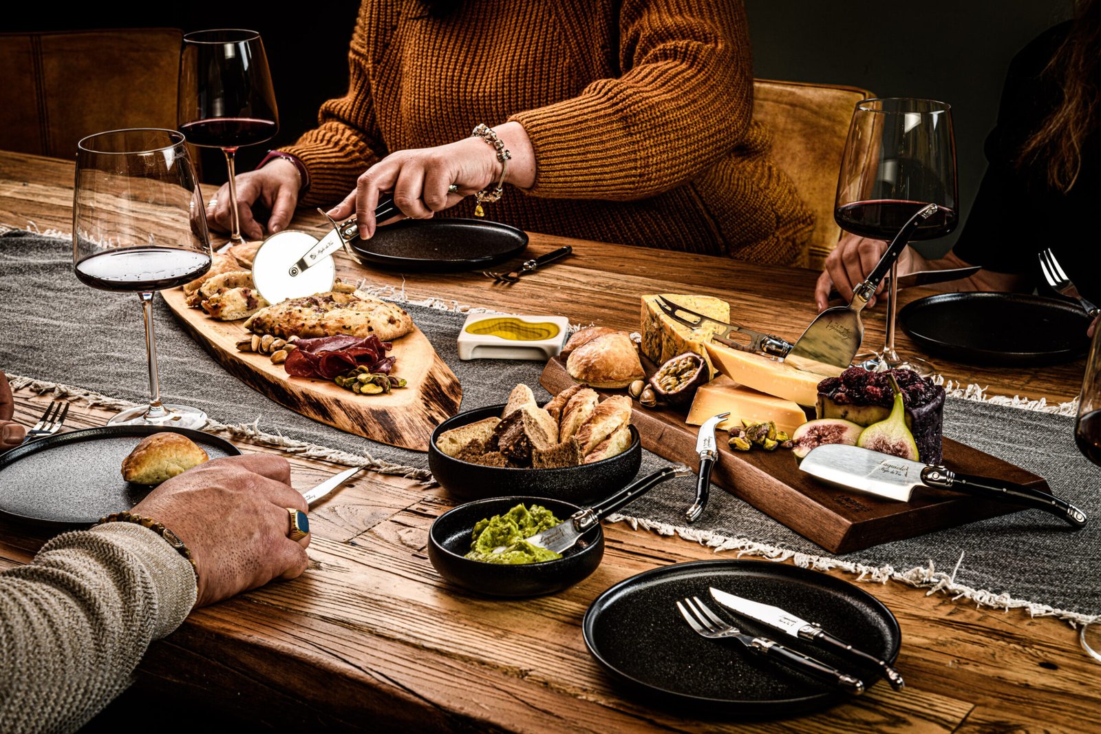 Kaas5ZwartPlank_HR_SF(1) Cheese Knives (Set of 5) and Acacia Wooden Serving Board Bundle | Laguiole Premium Line