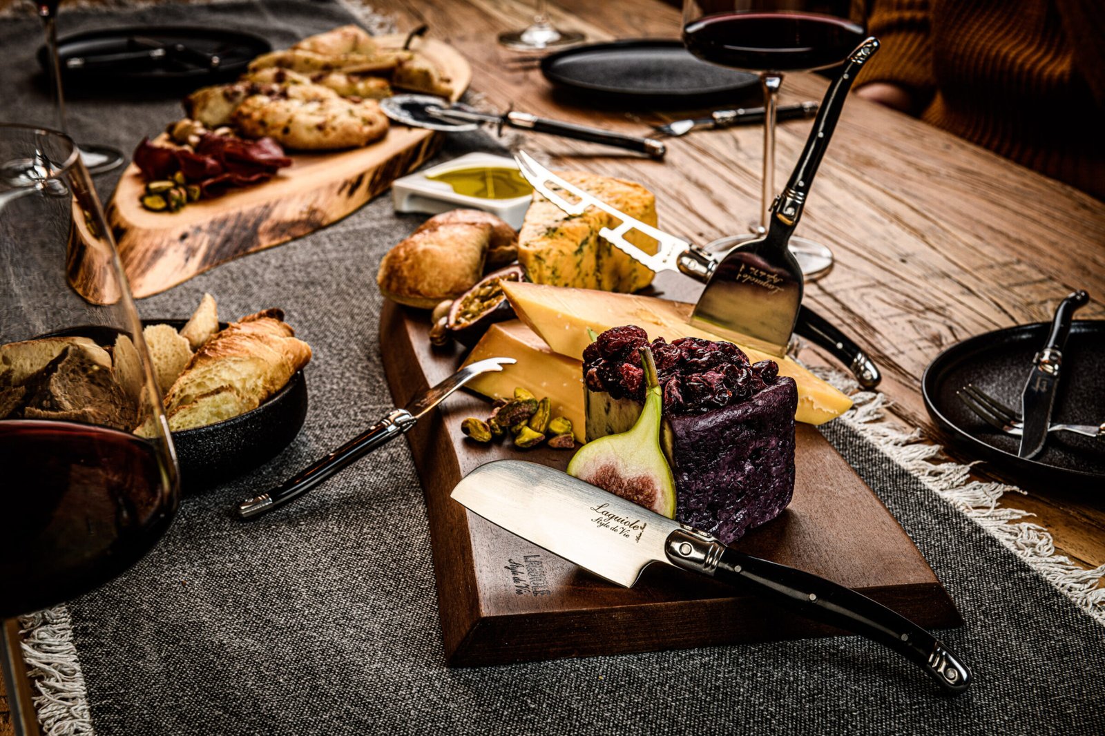 Kaas5ZwartPlank_HR_SF(3) Cheese Knives (Set of 5) and Acacia Wooden Serving Board Bundle | Laguiole Premium Line